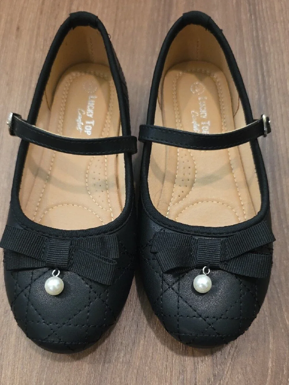 Girls Black Mary Jane Flats with Bow & Pearl Accent. Size 3.